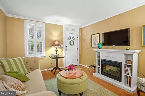 Living - 19 Morris St, Annapolis, MD 21401 photo 4 of 5