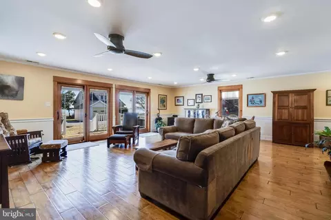 Living - 6007 Melbourne Ave, Deale, MD 20751 photo 3 of 4