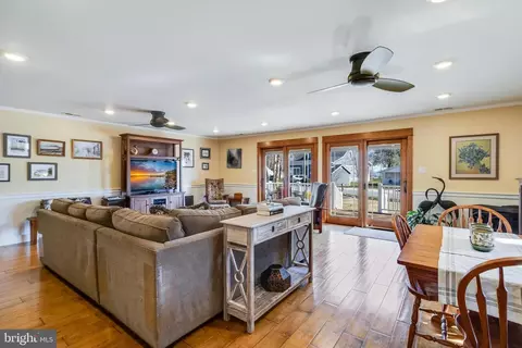Living - 6007 Melbourne Ave, Deale, MD 20751 photo 2 of 4