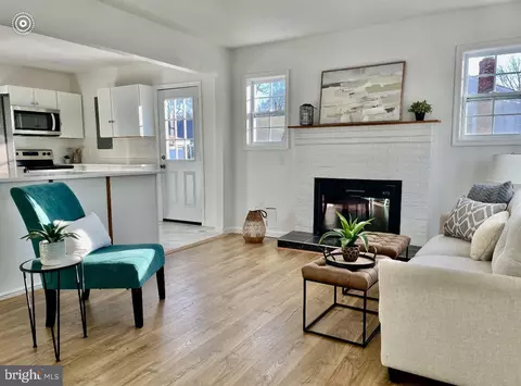 Living - 314 E 314 Bayview Drvie Dr, Edgewater, MD 21037 photo 2 of 4