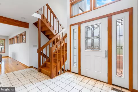 Entry Way - 422 Ginn Ln, Pasadena, MD 21122 photo 1 of 2