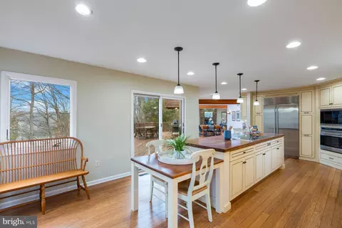 Kitchen - 422 Ginn Ln, Pasadena, MD 21122 photo 4 of 5