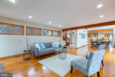 Living - 422 Ginn Ln, Pasadena, MD 21122 photo 4 of 5