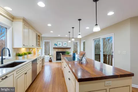 Kitchen - 422 Ginn Ln, Pasadena, MD 21122 photo 5 of 5