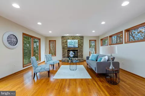 Living - 422 Ginn Ln, Pasadena, MD 21122 photo 2 of 5
