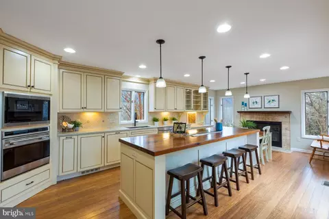 Kitchen - 422 Ginn Ln, Pasadena, MD 21122 photo 3 of 5