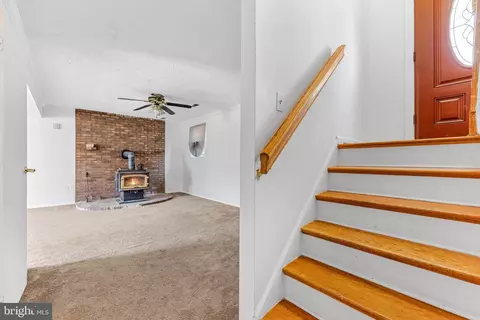 Entry Way - 7902 Liberty Cir, Pasadena, MD 21122 photo 2 of 2