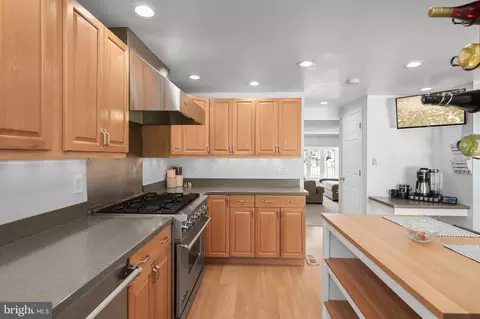 Kitchen - 5609 Patrick Henry Dr, Brooklyn, MD 21225 photo 4 of 5