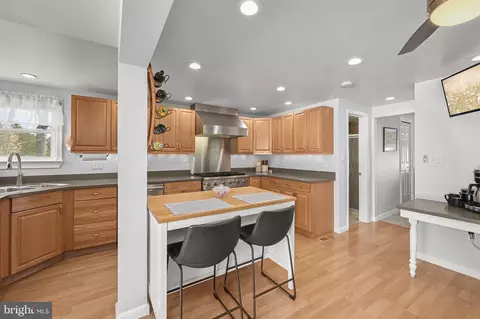 Kitchen - 5609 Patrick Henry Dr, Brooklyn, MD 21225 photo 2 of 5