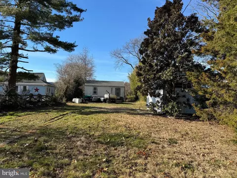 Exterior - 1846 Chesapeake Rd, Pasadena, MD 21122 photo 2 of 10