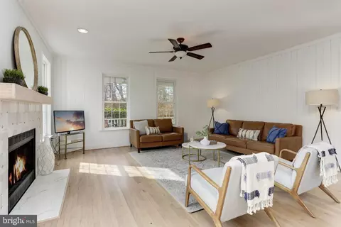 Living - 29 Lawrence Ave, Annapolis, MD 21403 photo 2 of 8
