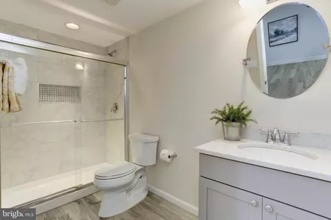 Bath - 29 Lawrence Ave, Annapolis, MD 21403 photo 5 of 5