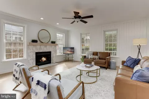 Living - 29 Lawrence Ave, Annapolis, MD 21403 photo 1 of 8