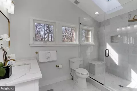 Bath - 29 Lawrence Ave, Annapolis, MD 21403 photo 2 of 5