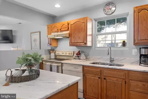 Kitchen - 3563 Oak Dr, Edgewater, MD 21037 photo 5 of 6