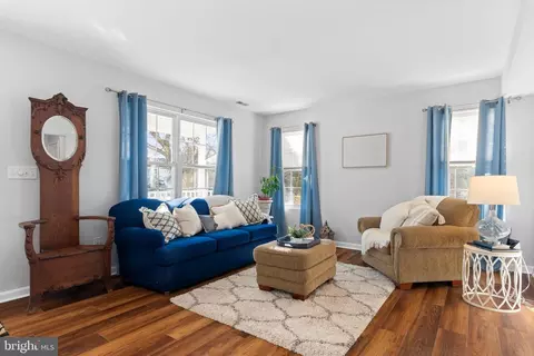 Living - 3563 Oak Dr, Edgewater, MD 21037 photo 3 of 13