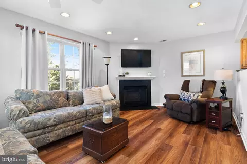 Living - 3563 Oak Dr, Edgewater, MD 21037 photo 8 of 13