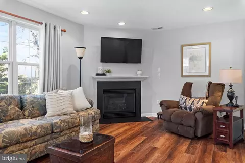 Living - 3563 Oak Dr, Edgewater, MD 21037 photo 9 of 13