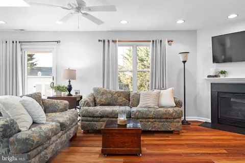 Living - 3563 Oak Dr, Edgewater, MD 21037 photo 11 of 13