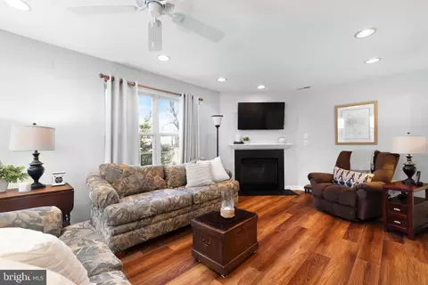 Living - 3563 Oak Dr, Edgewater, MD 21037 photo 10 of 13