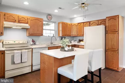 Kitchen - 3563 Oak Dr, Edgewater, MD 21037 photo 6 of 6