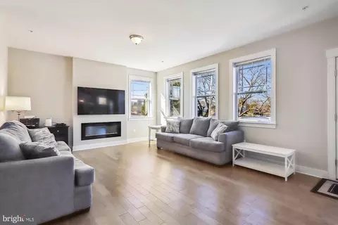 Living - 1102 Collison Rd, Edgewater, MD 21037 photo 2 of 3