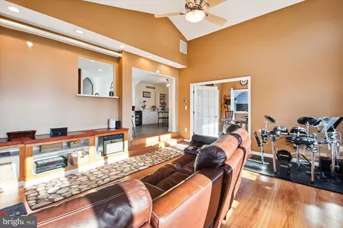 Living - 3670 7th Ave, Edgewater, MD 21037 photo 8 of 8