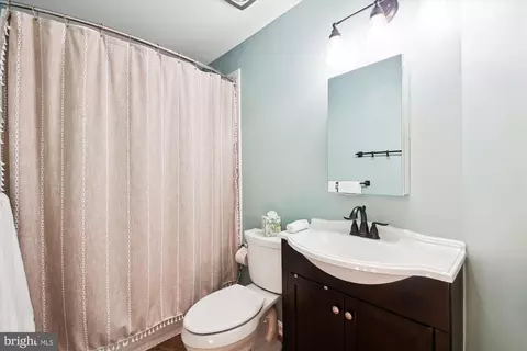 Bath - 3670 7th Ave, Edgewater, MD 21037 photo 3 of 4