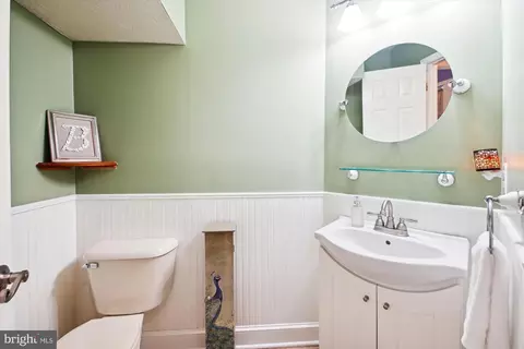 Bath - 3670 7th Ave, Edgewater, MD 21037 photo 2 of 4