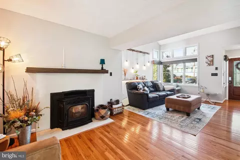 Living - 3670 7th Ave, Edgewater, MD 21037 photo 4 of 8