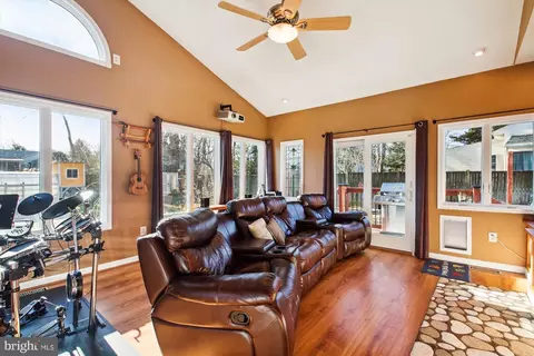 Living - 3670 7th Ave, Edgewater, MD 21037 photo 6 of 8