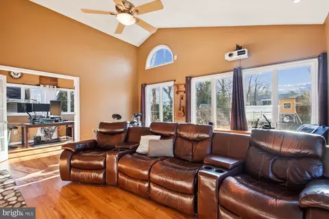 Living - 3670 7th Ave, Edgewater, MD 21037 photo 7 of 8