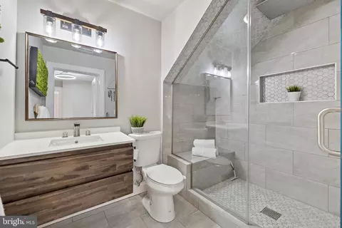 Bath - 38 Murray Ave, Annapolis, MD 21401 photo 2 of 3