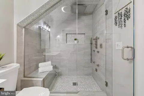 Bath - 38 Murray Ave, Annapolis, MD 21401 photo 3 of 3