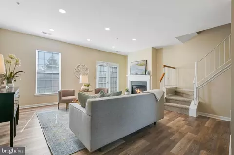 Living - 1242 Needham Ct #25E, Crofton, MD 21114 photo 4 of 5