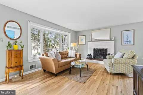 Living - 20 Baldridge Rd, Annapolis, MD 21401 photo 2 of 10