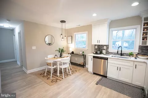 Dining - 1919 Hilltop Rd, Pasadena, MD 21122 photo 1 of 1