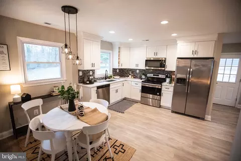 Kitchen - 1919 Hilltop Rd, Pasadena, MD 21122 photo 5 of 13