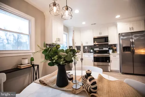 Kitchen - 1919 Hilltop Rd, Pasadena, MD 21122 photo 7 of 13
