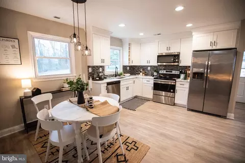 Kitchen - 1919 Hilltop Rd, Pasadena, MD 21122 photo 4 of 13