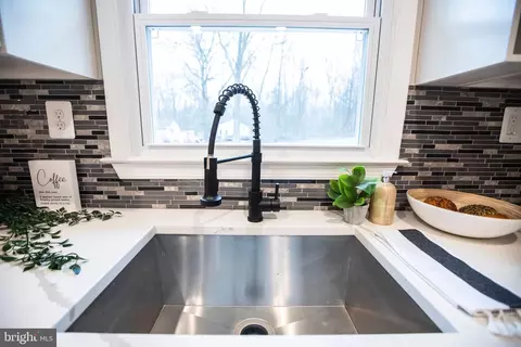 Kitchen - 1919 Hilltop Rd, Pasadena, MD 21122 photo 9 of 13
