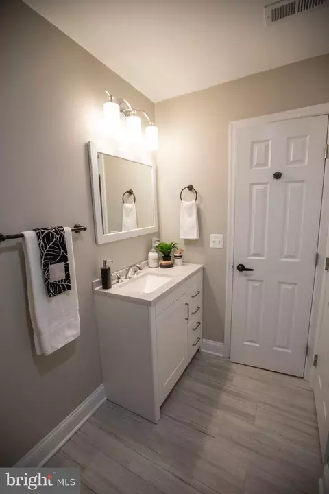 Bath - 1919 Hilltop Rd, Pasadena, MD 21122 photo 4 of 10