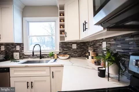 Kitchen - 1919 Hilltop Rd, Pasadena, MD 21122 photo 8 of 13