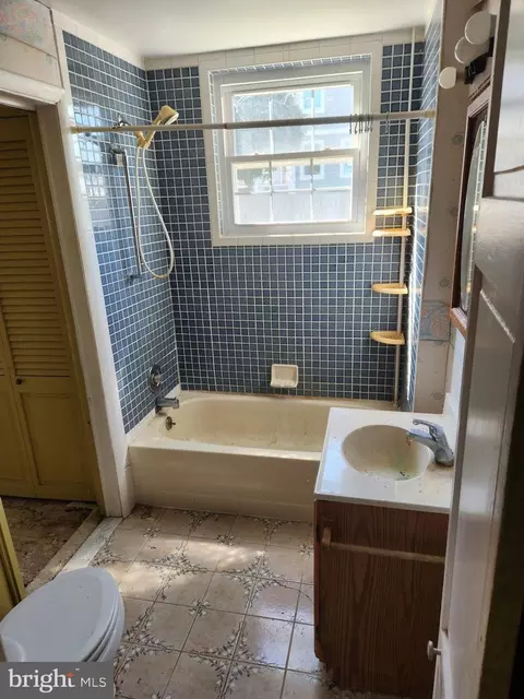 Bath - 7805 Southwest Rd, Pasadena, MD 21122 photo 2 of 4