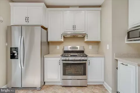 Kitchen - 1652 Cliff Dr, Edgewater, MD 21037 photo 4 of 5