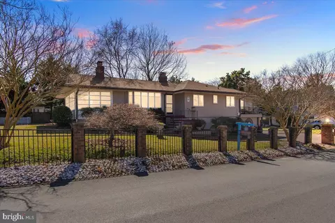 1652 Cliff Dr, Edgewater, MD 21037