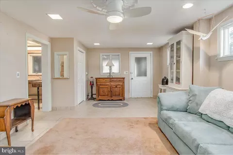 Living - 1652 Cliff Dr, Edgewater, MD 21037 photo 7 of 7