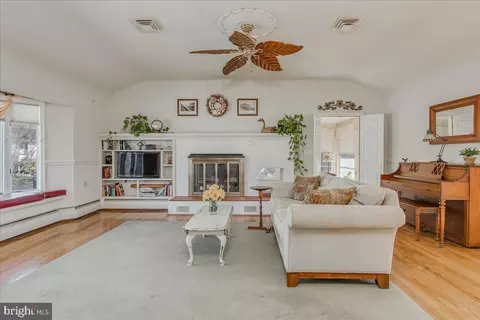 Living - 1652 Cliff Dr, Edgewater, MD 21037 photo 1 of 7