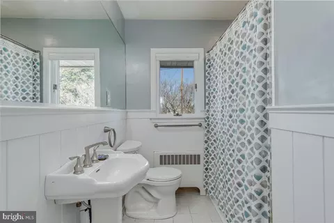 Bath - 1652 Cliff Dr, Edgewater, MD 21037 photo 3 of 6