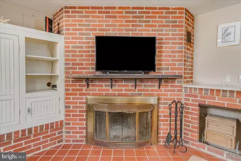 Living - 1652 Cliff Dr, Edgewater, MD 21037 photo 6 of 7